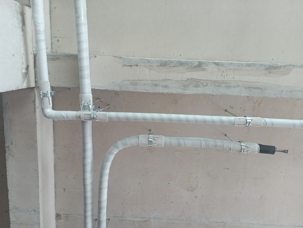 Hình ảnh thi công đường ống đồng và ống nước ngưng Điều Hòa VRV Daikin