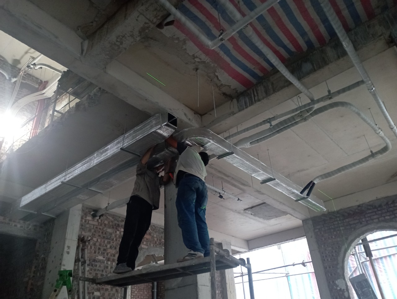 Thi công ống gió hệ thống thông gió thu hồi nhiệt tầng 1 và tầng 2