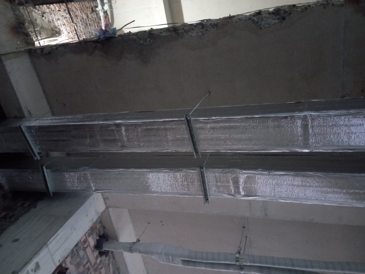 Thi công ống gió hệ thống thông gió thu hồi nhiệt tầng 1 và tầng 2