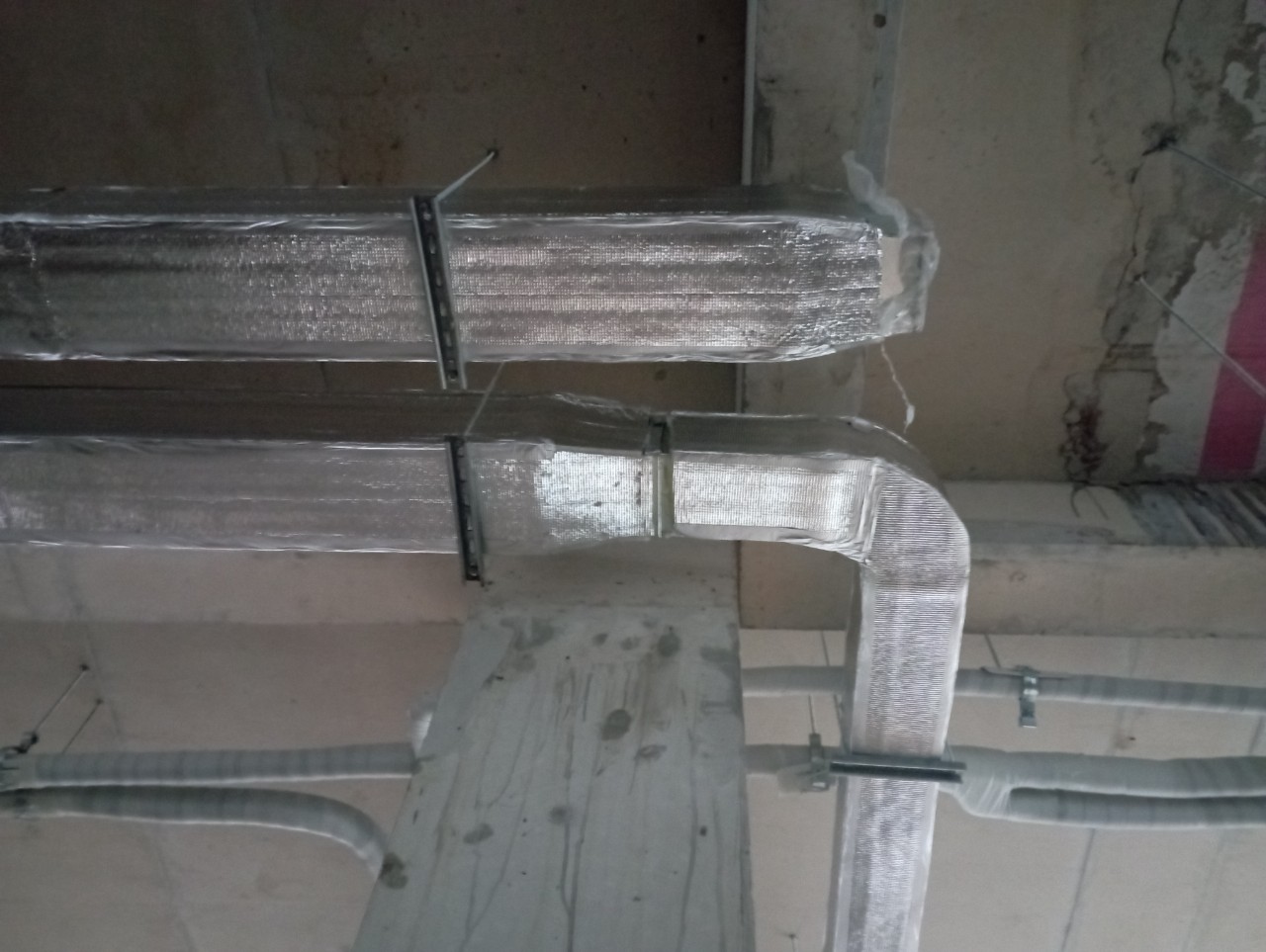 Thi công ống gió hệ thống thông gió thu hồi nhiệt tầng 1 và tầng 2